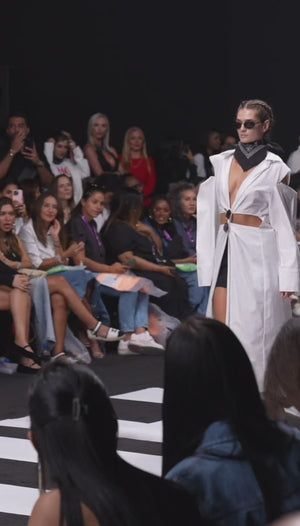 Load and play video in Gallery viewer, COLD SHOULDERS LONG TOP WITH TWISTED WAIST AND DETACHABLE HOODIE
